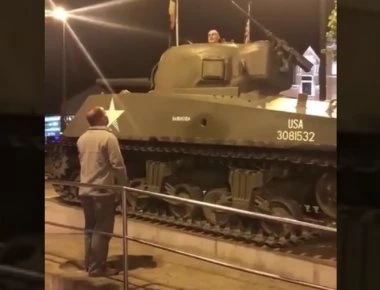 Άρθουρ, βγες από το τανκ! (βίντεο)